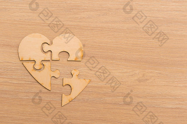 木制背景上的心形拼图