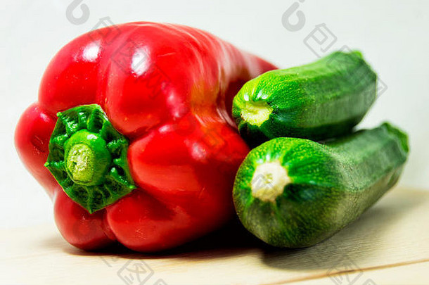新鲜红辣椒和绿西葫芦的软焦点，白色背景-辣椒，椰果