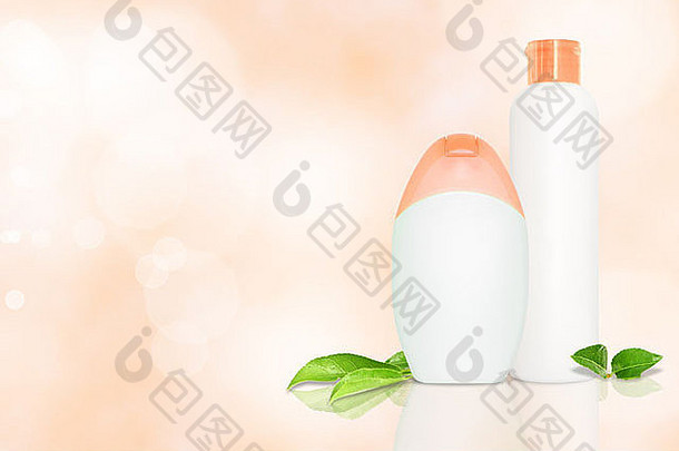 一套两个空白瓶，用于cometics，背景为粉色，带有复印空间