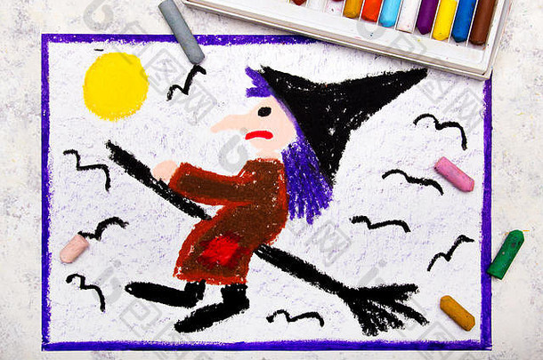 色彩斑斓的手画丑陋的女巫飞行扫帚万圣节画白色背景