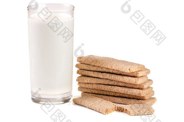 一杯牛奶，白色背景上有一叠谷物面包