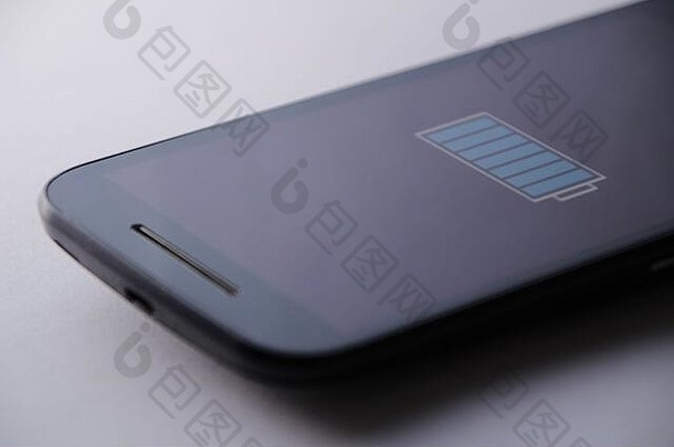 智能手机使用微型usb电缆为电池充电。白色背景。