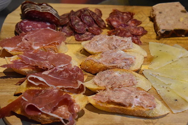 选择冷红色的肉硬奶酪木切董事会有机农场生产南法国开胃菜晚餐欧洲