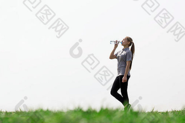 女人喝自然水绿色场概念健康渴热天气