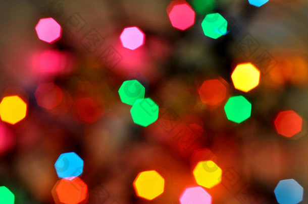 圣诞背景。由相机和镜头中的波基创造的发光和节日色彩的光圈。圣诞仙女灯散焦，给人一种模糊的感觉