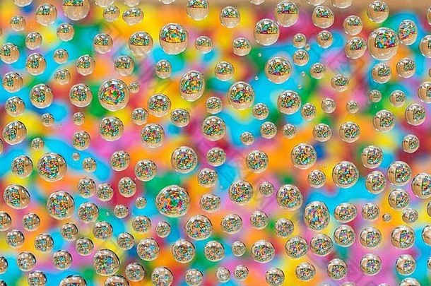 色彩斑斓的坎迪反映了水滴玻璃变形背景