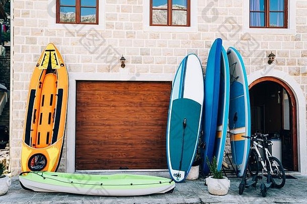 体育旅游<strong>设备租赁</strong>店-橡胶船、充气独木舟和皮划艇、滑板、自行车和电动滑板车。一座有一个屋顶的建筑物