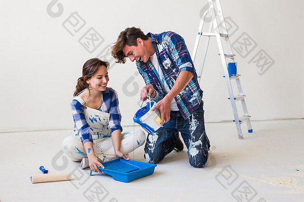 人与室内设计理念——年轻夫妇坐在白色地板上泼油漆