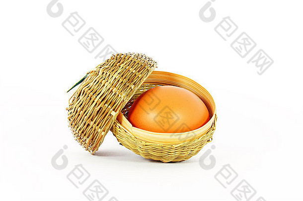 鸡蛋放在一个小篮子里，放在白色的盘子里