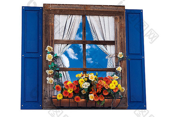 乡村风格的窗户，有鲜花、花盆、百叶窗和窗帘，还有天空