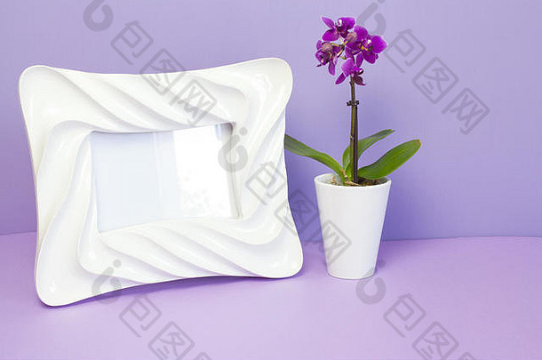 白色相框和紫色的小兰花。