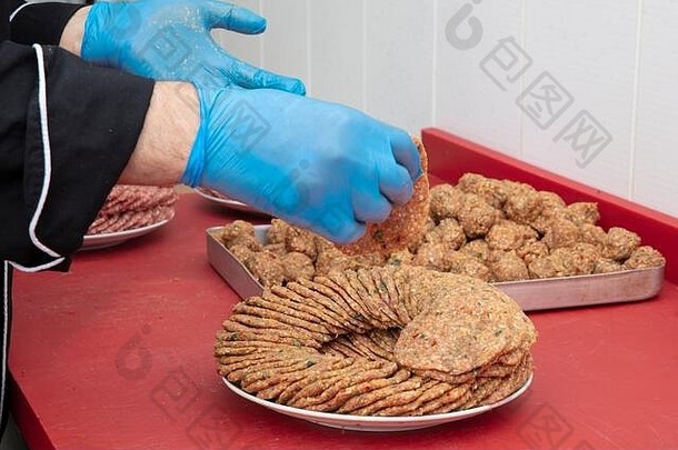 土耳其生肉丸子Kofte或Kofta，在木制表面用肉末制成。不同种类的土耳其传统餐，配上一个清淡的卡丁