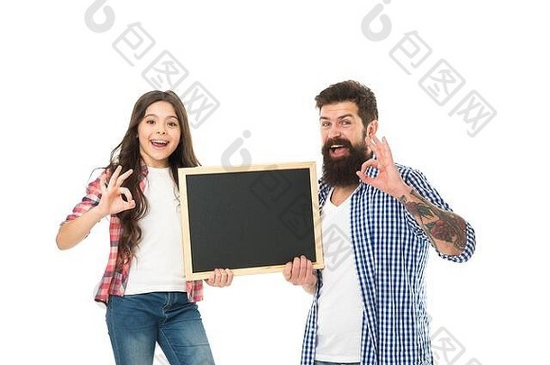 爸爸和女儿拿着黑板。父亲节快乐。在这里度过家庭日。小女孩和爸爸被隔离在白色地板上。快乐的童年。回到<strong>学校</strong>。你的广告在这里。