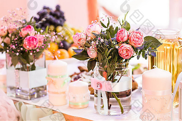 婚礼或晚宴的餐桌布置，玻璃花瓶中有鲜花