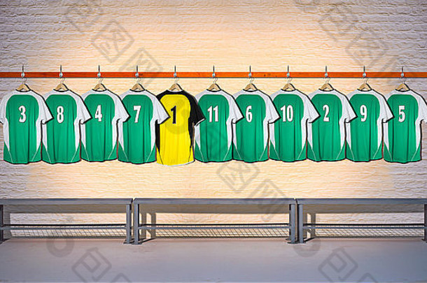 绿色足球衬衫挂储物柜房间