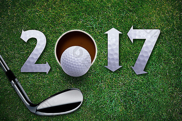 2017高尔夫新年快乐，绿色草地上的高尔夫球和推杆。