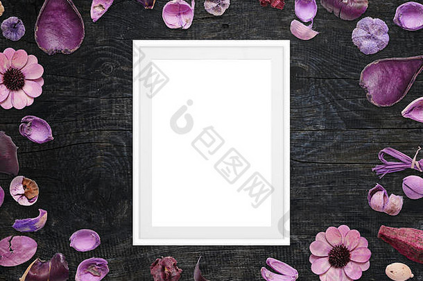 黑色木制书桌上的相框，周围有紫色的花卉装饰。