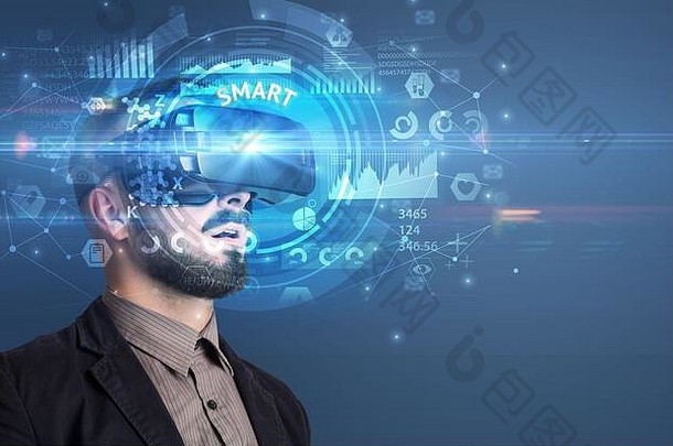 商人透过虚拟现实眼镜，用智慧的铭文，创新的技术理念