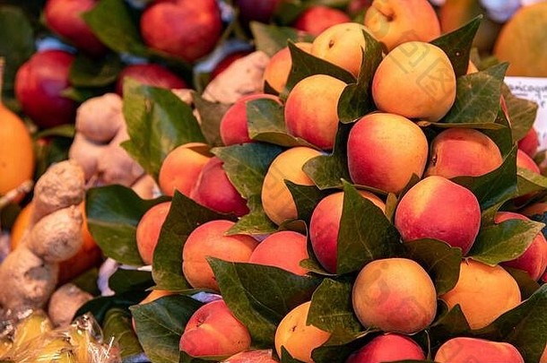 水果市场上新鲜、健康、美味、多汁的桃子水果