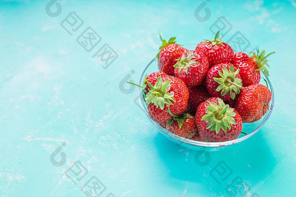 新鲜的成熟的草莓碗孤立的软蓝色的背景新鲜收获草莓翡翠颜色表格健康的生活方式水果复制空间