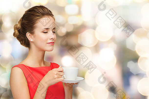 微笑女人红色的衣服杯咖啡