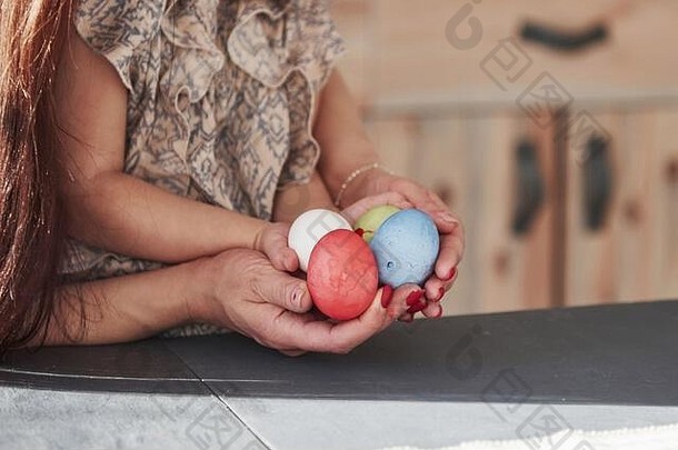 复活节妇女和手持彩蛋的手的特写镜头