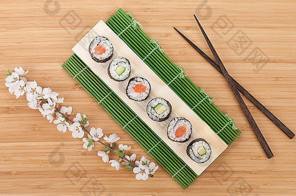寿司套装，新鲜樱花枝放在竹桌上