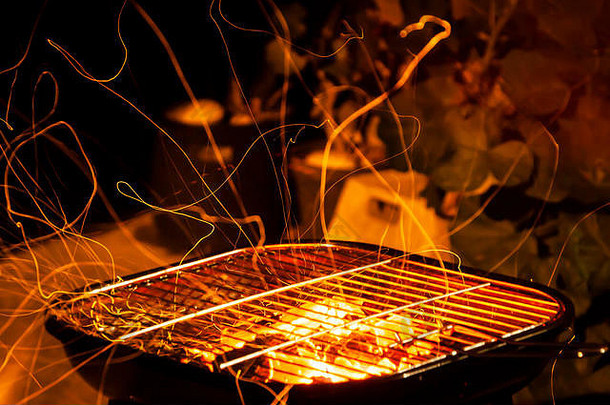 火花和火焰。夜间烧烤