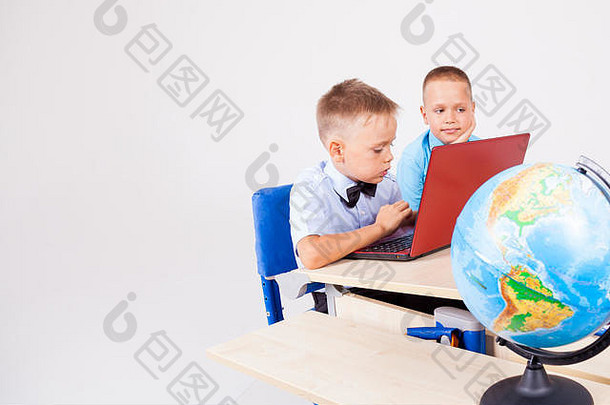 两个男孩坐在计算机培训学校