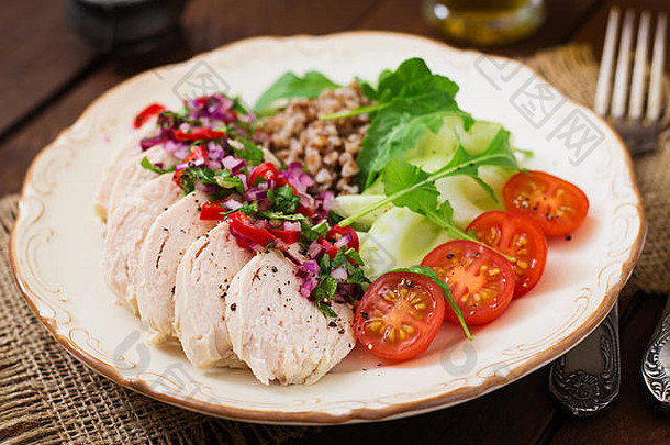 减肥食品。鸡胸肉配荞麦和蔬菜。健康的生活方式。运动营养。