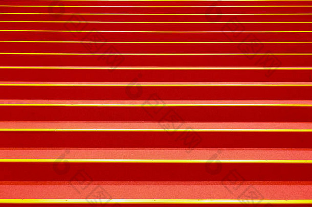 豪华室内楼梯上的红楼梯或红地毯