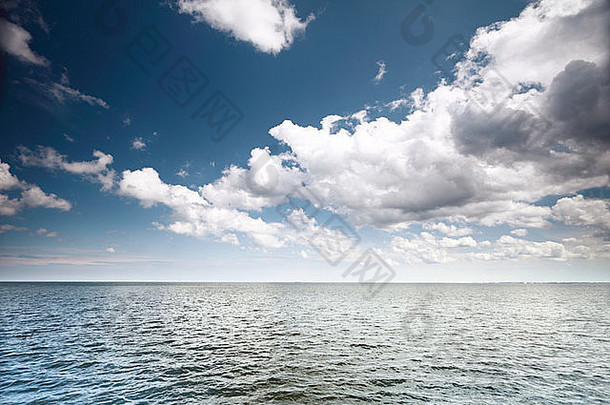 白色毛茸茸的云蓝色的天空表面海