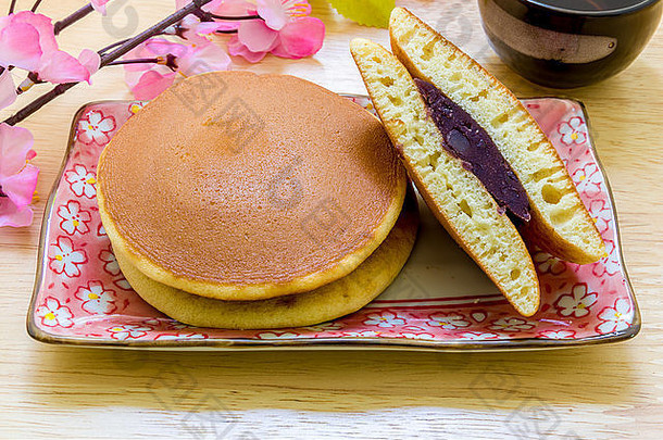多拉亚基日本煎饼填满红色的豆粘贴