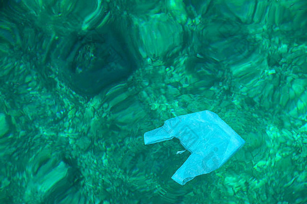塑料袋浮动清晰的水海污染