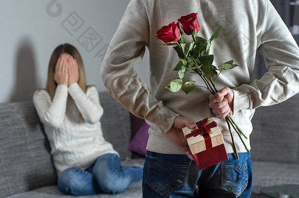 男人手隐藏持有别致的花束红色的玫瑰礼物白色丝带回来女人手脸等待惊喜床上