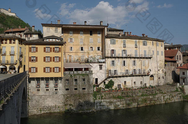 意大利瓦拉洛塞西亚马斯塔隆河上的典型房屋