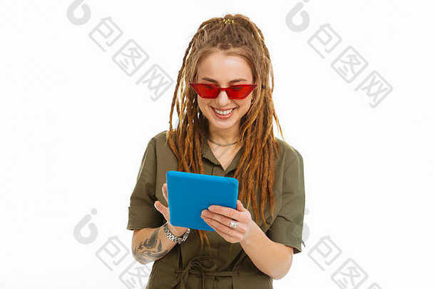 积极的快乐的女人现代平板电脑