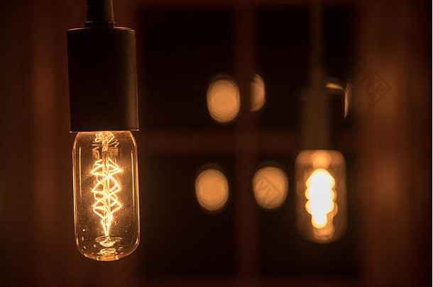 现代餐厅吊灯灯泡的详细特写