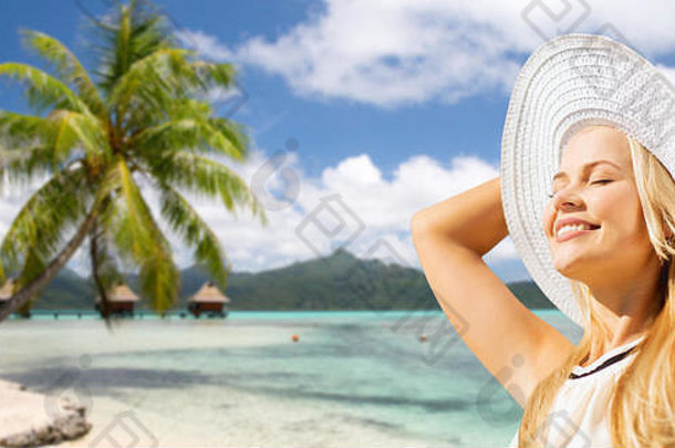美丽的女人在海滩上享受夏天