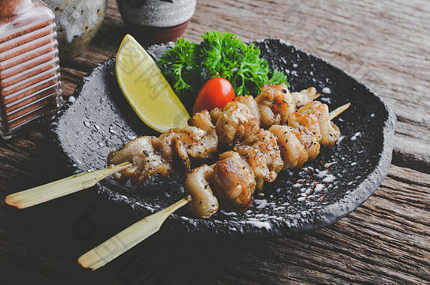 日本风格串鸡皮肤烤日式烧鸡strandhotelelin食物服务板灰色语气照明