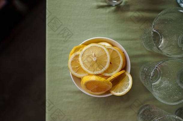 放在桌子上的小碗里的柠檬片。