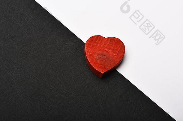 红色心形木块。黑白背景上的手工装饰。情人节和爱情概念。