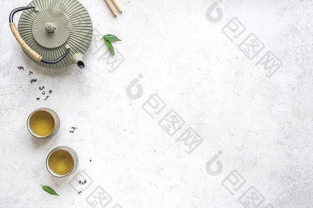 亚洲茶集铁茶壶陶瓷茶杯绿色茶叶子传统的茶作文白色背景复制空间