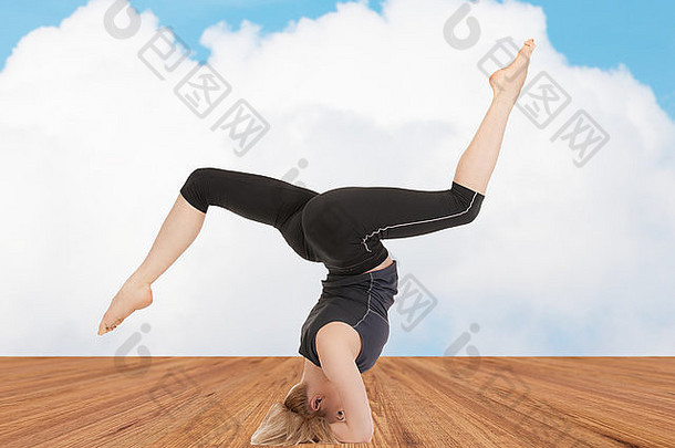 快乐年轻的女人瑜伽锻炼