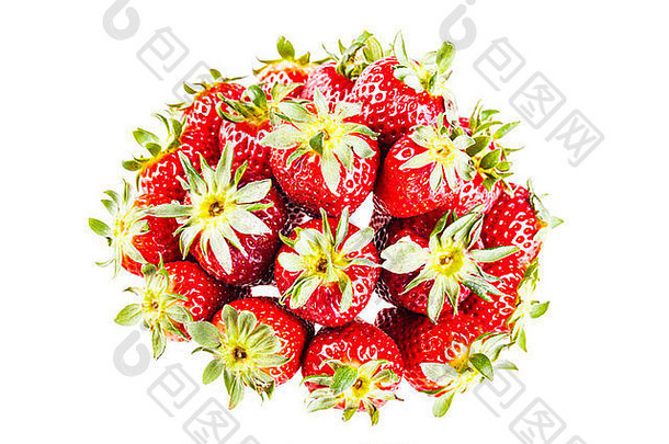 白色背景上一堆成熟的红色草莓