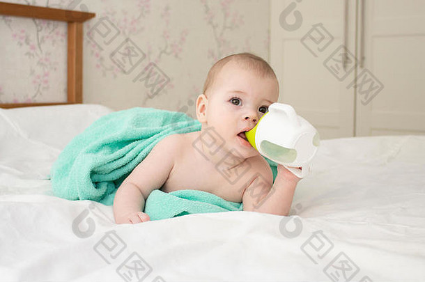 婴儿高加索人女孩男孩个月包装毛巾喝水杯软焦点