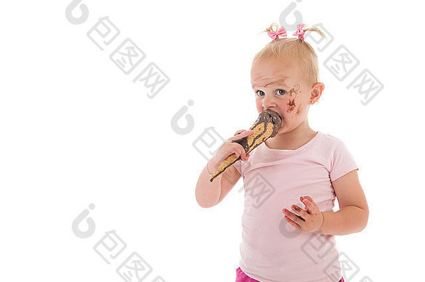 一个蹒跚学步的小女孩在白色背景下吃巧克力冰淇淋