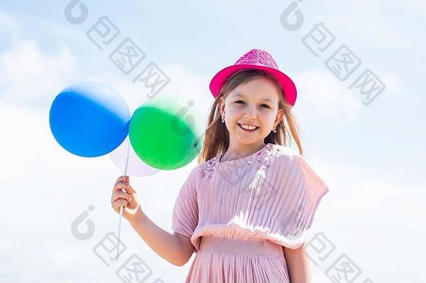 留下难忘的回忆。孩子玩得很开心。<strong>国际儿童</strong>节。快乐的童年。拿着气球的孩子。娱乐生<strong>日</strong>概念。自由孩子们手里拿着气球参加聚会。