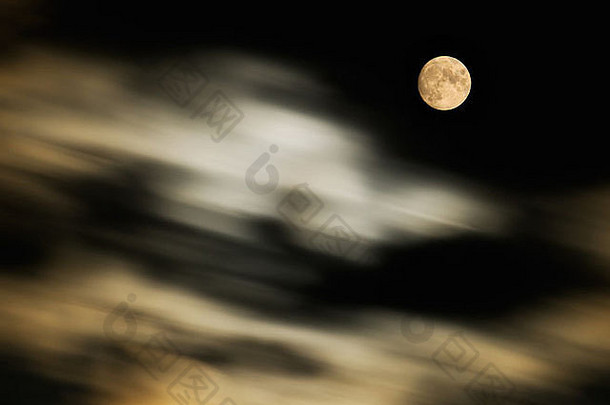 完整的月亮晚上照亮云