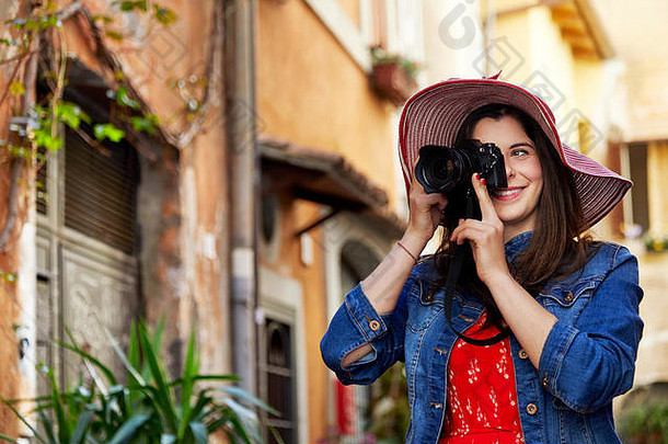 快乐的年轻的旅游女人他站采取照片相机trastevere罗马意大利